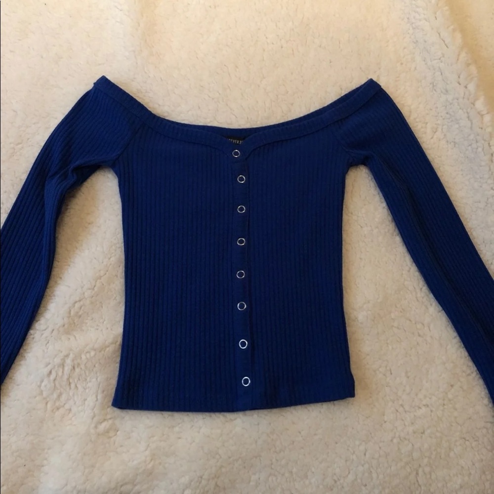 Long sleeve off the shoulder button crop top